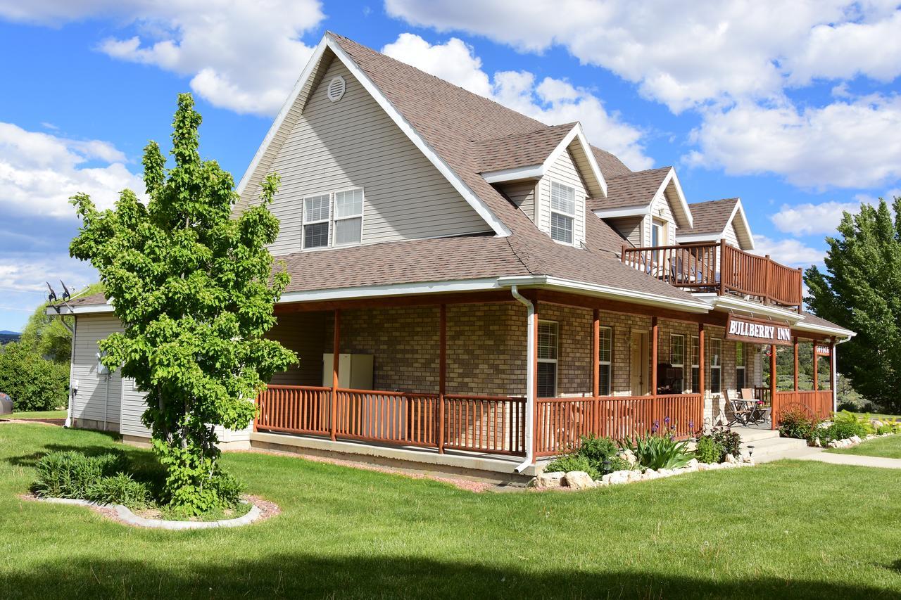 Bullberry Inn Bed & Breakfast Tropic Exterior photo