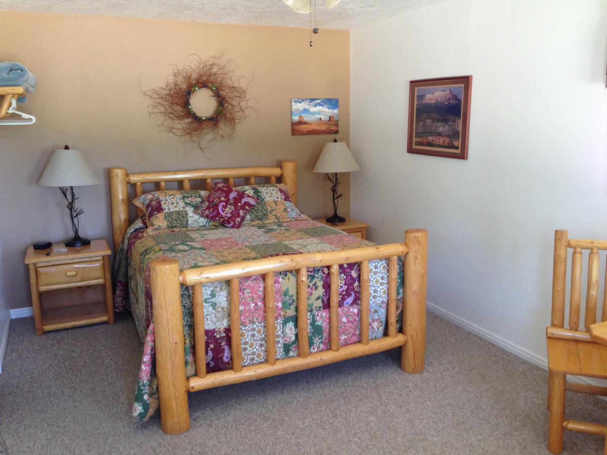 Bullberry Inn Bed & Breakfast Tropic Exterior photo
