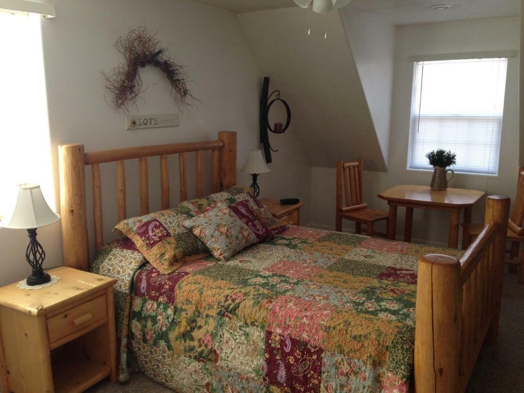 Bullberry Inn Bed & Breakfast Tropic Exterior photo